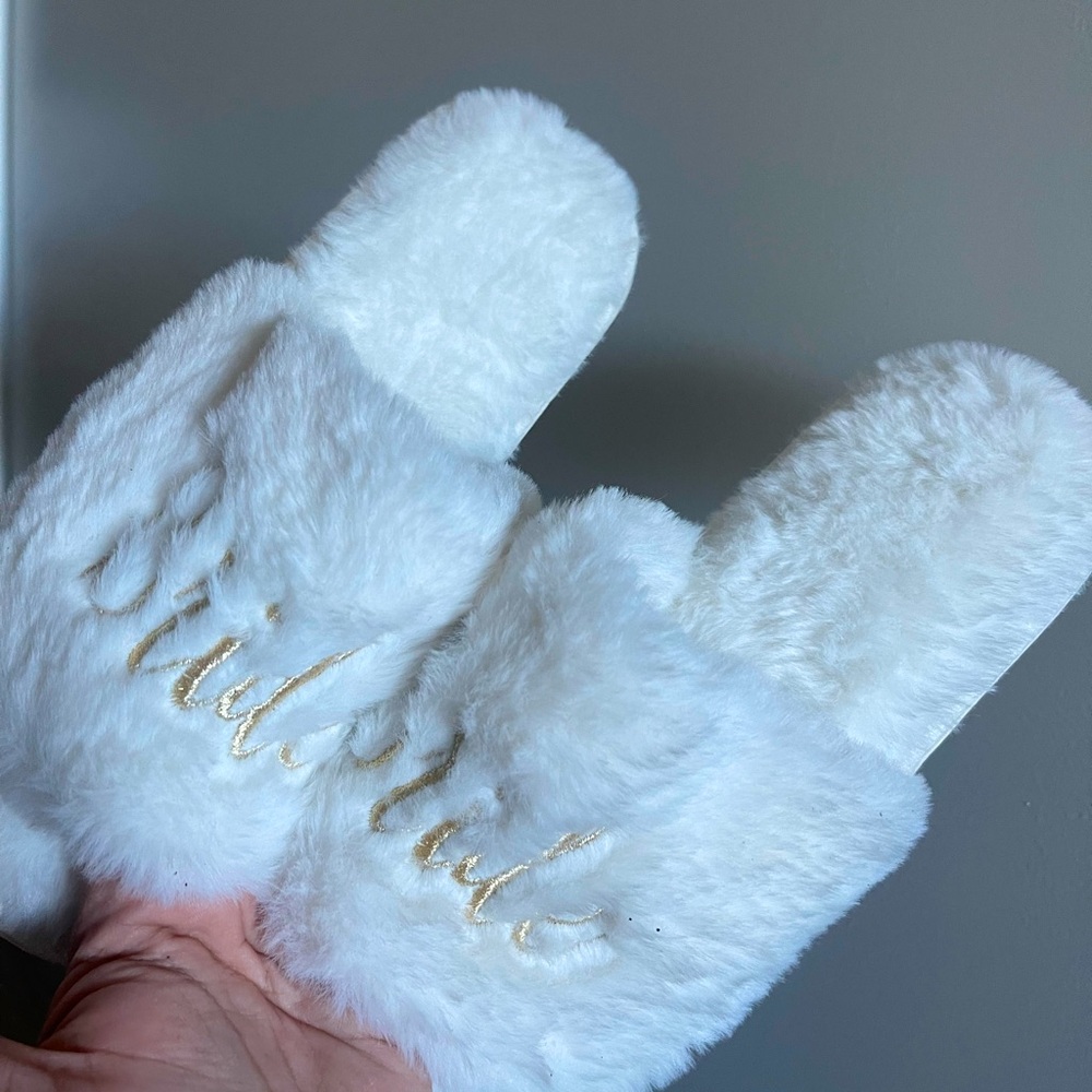 (NEW) white “Bride” fuzzy slippers